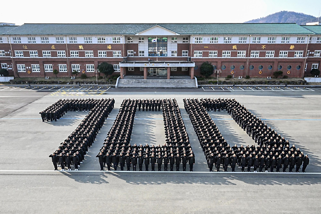 지난 3월1일 해군교육사령부에서 700기 해군병들이 700기 탄생을 기념해 ‘700’ 이란 숫자를 만들고 경례하는 모습. 해군 제공