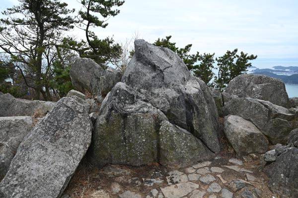 봉래산 정상의 할매바위.