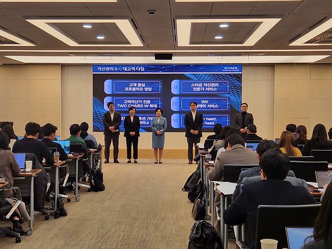 Song Hyun-ju, head of Woori Bank's asset management group, speaks during a press conference at the bank's headquarters in Seoul. (Woori Bank)