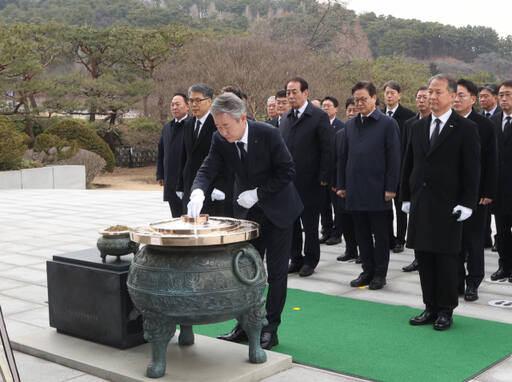 강호동 신임 농협중앙회장이 7일 국립서울현충원에서 참배, 분향하고 있다. 농협중앙회 제공