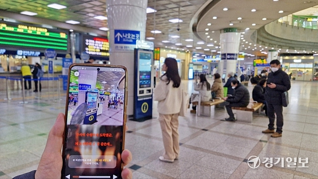 '수원역' 1화 '기억의 문'을 실행하고 제일 처음 주어진 미션 "수원역 2층 대합실로 향하라"에 따라 도착한 수원역의 모습. 이나경기자