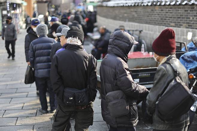 지난 1월 서울 종로구 탑골공원 원각사 노인 무료급식소 인근 식당가에서 노인들이 점심식사를 위해 줄을 서 있는 모습. 사진은 기사 내용과 직접적인 관련 없음. [사진 출처 = 연합뉴스]