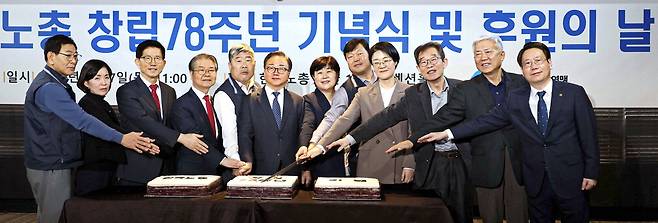 7일 서울 영등포구 한국노총회관에서 열린 한국노총 창립 78주년 기념식에서 김문수 경제사회노동위원회 위원장, 이정식 고용노동부 장관, 김동명 한국노총 위원장, 이동근 한국경영자총협회 부회장, 서영교 더불어민주당 최고위원(왼쪽 셋째부터) 등 참석자들이 축하 시루떡을 자르고 있다.  김호영 기자