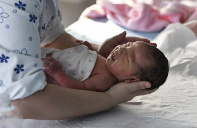 지난해 1월 중국 안후이성의 한 병원에서 간호사가 갓난아이를 돌보고 있다. /AFPBBNews=뉴스1