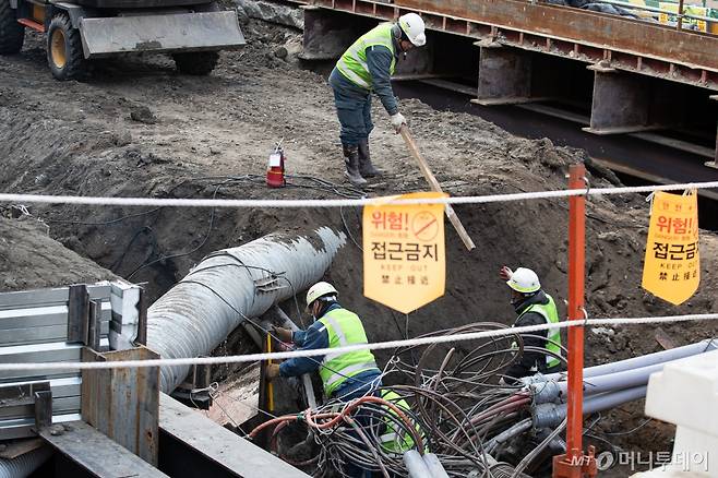 28일 서울시내 한 공사 현장에서 근로자들이 작업을 하고 있다.  중대재해처벌법은 사업장에서 1명 이상 사망하거나 부상자가 10명 이상 발생하는 경우 사업주나 경영책임자에게 1년 이상 징역 혹은 10억원 이하 벌금에 처하도록 하는 법으로, 여야가 이견차이를 좁히지 못해 지난 27일부터 상시 근로자 5인 이상 50인 미만 사업장(건설업의 경우 50억원 미만 현장)으로 확대 시행됐다. 2024.1.28/사진=뉴스1  Copyright (C) 뉴스1. All rights reserved. 무단 전재 및 재사용 금지.