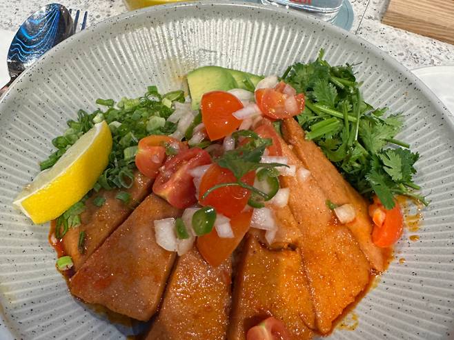 유아왓유잇의 아보카도햄포케볼. /사진=다이어리알