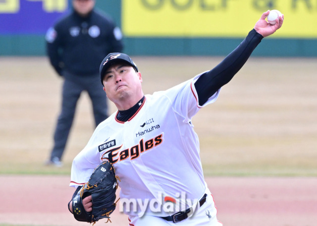 한화 선발 투수 류현진이 투구를 준비하고 있다./대전=유진형 기자zolong@mydaily.co.kr