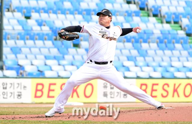 한화 선발 투수 류현진이 투구를 준비하고 있다./대전=유진형 기자zolong@mydaily.co.kr