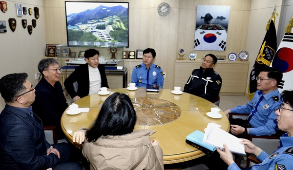 충북안전체험관 관계자들이 7일 여수해경교육원을 찾아 환담을 나누고 있다.