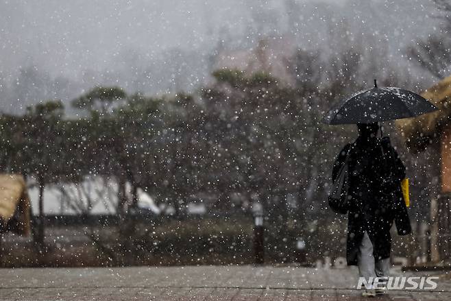 [서울=뉴시스] 정병혁 기자 = 7일 서울 중구 남산골한옥마을에 눈과 비가 섞여서 쏟아지고 있다. 2024.03.07. jhope@newsis.com