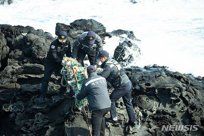 [제주=뉴시스] 서귀포해양경찰서와 서귀포시청, 해양환경공단, 마을 주민 등이 7일 오전 제주시 구좌읍 하도리 해상에서 부서진 어선 잔재물을 수거하고 있다. (서귀포해양경찰서 제공) 2024.03.07. photo@newsis.com