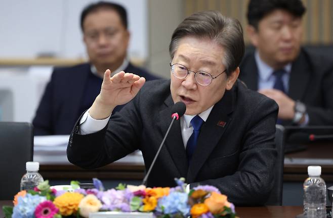 더불어민주당 이재명 대표가 7일 이천 SK하이닉스에서 김동섭 사장과 반도체 정책간담회를 하고 있다. 더불어민주당 제공