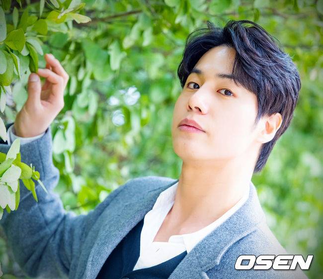 [OSEN=민경훈 기자]배우 나현우가 카메라 앞에서 포즈를 취하고 있다. 2024.03.06 / rumi@osen.co.kr