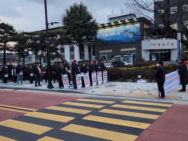 ▲6일 오후 6시 함양군청 앞에서 함양군 노인맞춤돌봄서비스사업 민간위탁 과정에 해고된 사회복지사들과 일반노조원들이 항의집회를 열고 있다. ⓒ프레시안(박철)