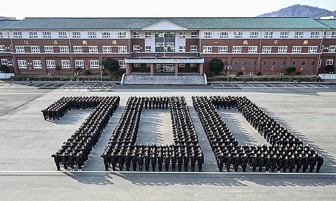 해군병 700기 장병들이 지난 1일 해군교육사령부에서 1946년 1기 교육훈련을 시작한 지 78년 만에 700기가 탄생한 것을 기념하기 위해 숫자 700 모양으로 서서 경례하고 있다. 해군 제공