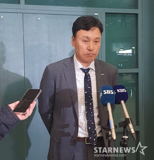 이승엽 두산 감독이 6일 인천국제공항을 통해 귀국 후 취재진과 인터뷰에 임하고 있다. /사진=김동윤 기자