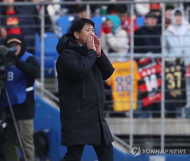 지시하는 박태하 감독 (울산=연합뉴스) 김용태 기자 = 1일 울산 문수축구경기장에서 열린 프로축구 하나은행 K리그1 2024 울산 HD와 포항 스틸러스의 경기에서 포항 박태하 감독이 선수들에게 지시하고 있다. 2024.3.1 yongtae@yna.co.kr