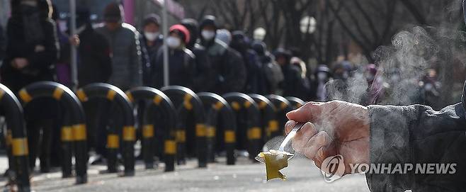 '노인 빈곤율 1위' 추운 맘 달래는 한 그릇 (대구=연합뉴스) 윤관식 기자 = 추위가 이어진 19일 대구 달서구 두류공원에 마련된 '사랑해 밥차' 무료 급식소에서 한 어르신이 식사하는 가운데 많은 시민이 배식을 기다리고 있다.
     이날 경제협력개발기구(OECD)가 최근 공개한 보고서 '한눈에 보는 연금 2023'에 따르면 한국의 노인 빈곤율이 OECD 회원국 중 1위로 나타났다. 2023.12.19 psik@yna.co.kr