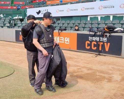 ABS 시연회에서 장비 착용하는 심판 [연합뉴스 자료사진]
