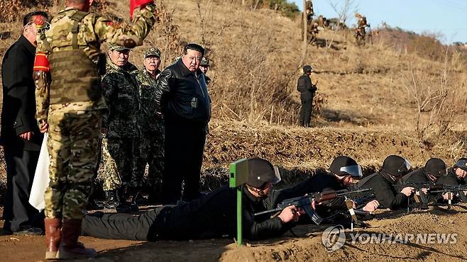 김정은, 서부지구 중요작전훈련기지 시찰 (서울=연합뉴스) 김정은 북한 국무위원장이 지난 6일 인민군 서부지구 중요작전훈련기지를 방문해 훈련시설들을 돌아보고 부대들의 실동훈련을 지도했다고 조선중앙TV가 7일 보도했다. [조선중앙TV 화면] 2024.3.7 
    [국내에서만 사용가능. 재배포 금지. For Use Only in the Republic of Korea. No Redistribution] nkphoto@yna.co.kr