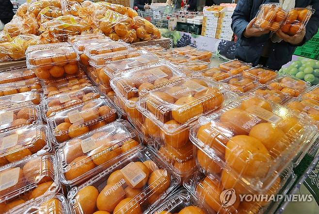 과일 가격 32년 만에 최대 (서울=연합뉴스) 이재희 기자 = 통계청이 발표한 2월 소비자물가 동향을 보면 신선과실이 41.2% 오른 영향으로 신선식품지수가 20.0% 상승했다. 신선과일은 1991년 9월 43.9% 오른 뒤로 32년 5개월 만에 상승 폭이 가장 컸다. 귤은 지난달 78.1%, 사과가 71.0% 상승했다. 사진은 7일 서울 한 대형마트에 진열된 귤. 2024.3.7 scape@yna.co.kr