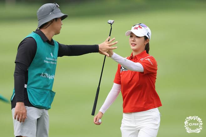 김재희가 8일 열린 KLPGA 투어 2024시즌 개막전 하나금융그룹 싱가포르 여자오픈 2라운드에서 버디를 잡은 뒤 캐디와 함께 기뻐하고 있다.(사진=KLPGA 제공)