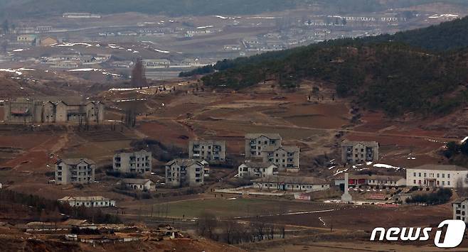 경기 김포시 월곶면 애기봉에서 바라본 북한 선전마을. /뉴스1 ⓒ News1 김명섭 기자