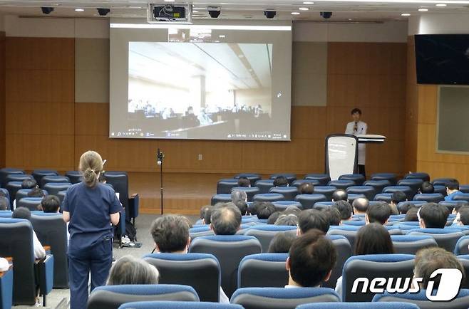 울산의대 교수협의회 비상대책위원회가 7일 서울 캠퍼스 강당에서 교수 긴급총회를 열고 있는 모습. (비대위 제공)