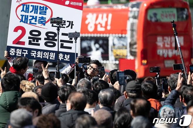 한동훈 국민의힘 비상대책위원장이 8일 경기 성남시 단대오거리역에서 시민들과 기념촬영을 하고 있다. (공동취재) 2024.3.8/뉴스1 ⓒ News1 김영운 기자