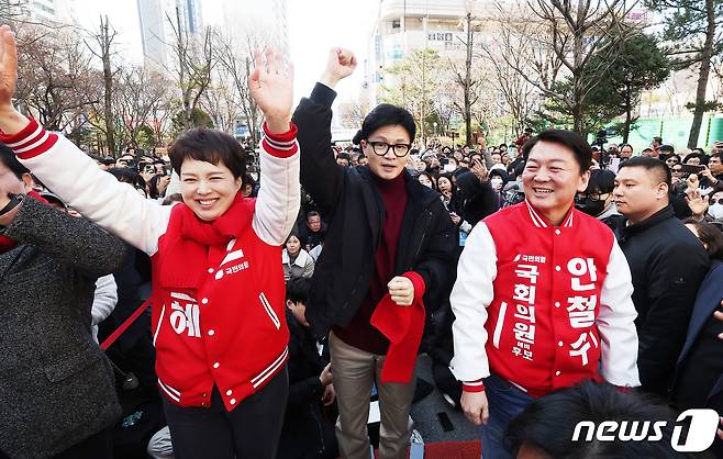 한동훈 국민의힘 비상대책위원장이 8일 오전 재건축 추진 중인 경기도 성남시 분당구 양지금호1단지아파트를 방문해 안철수, 김은혜 후보와 함께 시민들에게 인사하고 있다. (공동취재) 2024.3.8/뉴스1 ⓒ News1 김영운 기자