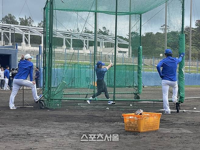 삼성 이재현(가운데)이 일본 오키나와 스프링캠프에서 박진만 감독(왼쪽), 이진영 타격코치(오른쪽)가 지켜보는 가운데 야외 타격훈련을 하고 있다. 오키나와 | 김동영기자 raining99@sportsseoul.com