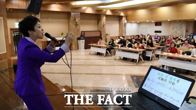 스타 가요강사 박미현이 가요 교실 회원들을 상대로 노래를 지도하고 있다. 몸에 밴 율동은 무용을 전공한 이력, 말재간은 가요교실 초반 레크레이션 강사를 겸한 경험 등이 시너지를 낸 덕분이다. /임영무 기자
