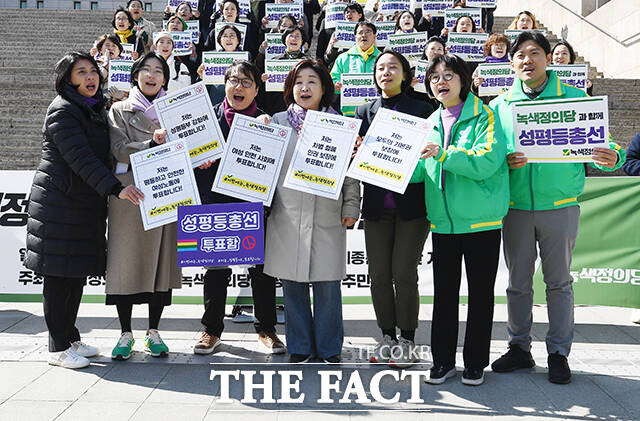 이자스민 의원과 장혜영 의원, 김찬휘 공동대표, 심상정 원내대표, 김혜미 대변인(왼쪽부터)을 비롯한 녹색정의당 관계자들이 8일 오후 서울 종로구 세종문화회관 앞에서 열린 '녹색정의당과 함께, 성평등 총선!' 기념행사에 참석해 퍼포먼스를 하고 있다. /장윤석 기자