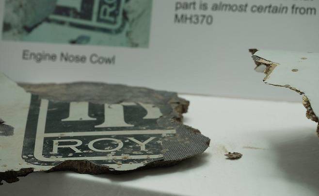 쿠알라룸푸르에서 열린 기념식엔 지금껏 발견된 사고기 잔해가 전시됐다