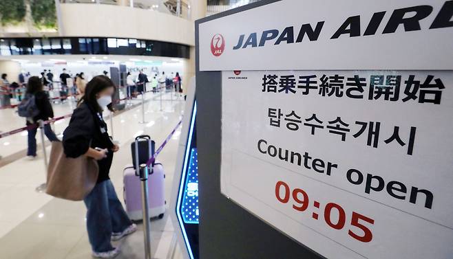 일본 정부가 3년만에 외국인 관광객의 비자 면제 및 개인 여행 허용을 검토하고 있다. 서울 강서구 김포공항 국제선 출국장 게시판에 일본 하네다행 여객기 탑승 정보가 안내되고 있다./뉴스1