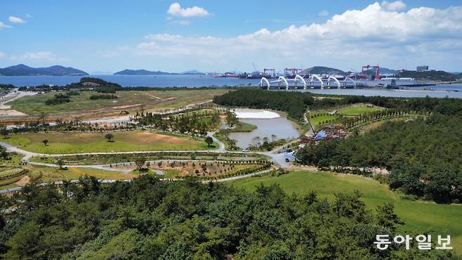 영암금호방조제와  산이교가 뒤로 보이는 산이정원 전경. 산이정원 제공