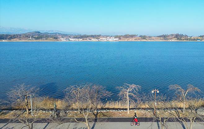 경포호 둘레길을 자전거로 즐기고 있는 여행자. (사진 = 채지형 촬영)