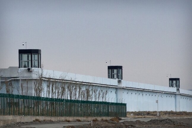 2021년 4월 중국 신장웨이우얼 자치주 다반청에 있는 구치소 감시탑에 한 사람이 서 있다. 다반청/AP 연합뉴스