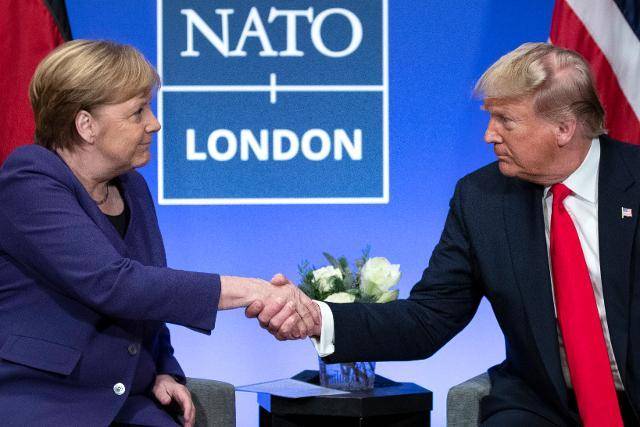 2019년 12월 4일 영국 왓포드에서 열린 북대서양조약기구(NATO·나토) 정상회의에 참석한 도널드 트럼프(오른쪽) 당시 미국 대통령이 앙겔라 메르켈 당시 독일 총리와 악수하고 있다. 왓포드=AP 연합뉴스
