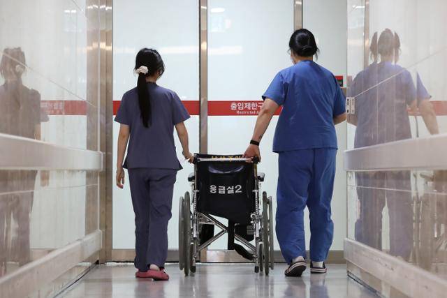 8일 대구 한 대학병원에서 간호사들이 응급실로 향하고 있다. 뉴스1