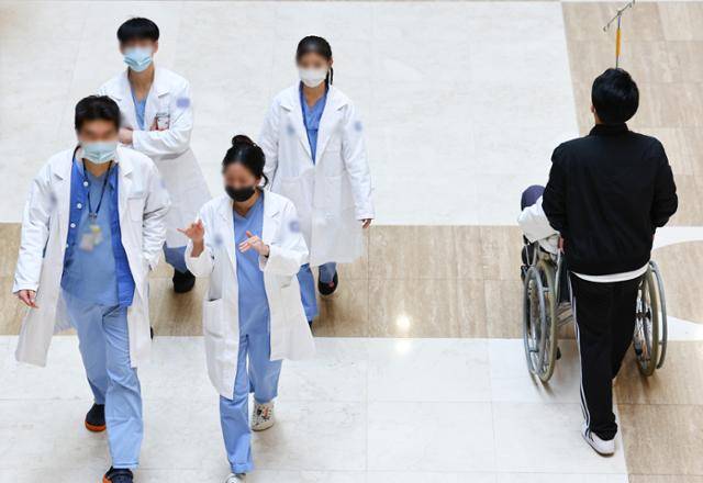 8일 오후 서울 시내 한 대학병원에서 근무 중인 의사들의 모습. 뉴시스