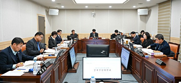 남원시의회 경제산업위원회 회의 [사진=남원시의회 ]