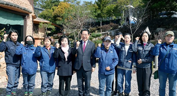 김영록 전남도지사가 8일 ‘제116회 세계 여성의 날’을 맞아 현대삼호중공업 여성 용접사들과 오찬 소통간담회를 마친 후 화이팅을 외치고 있다. [사진=전남도]