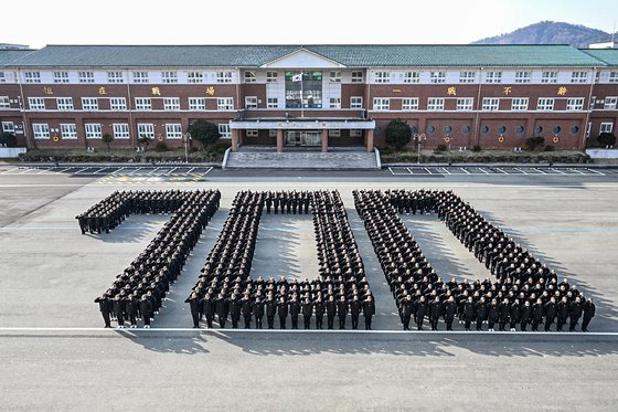 해군이 7일 오후 경남 창원의 해군교육사령부 기초군사교육단 연병장에서 해군병 700기 수료식을 개최했다. 사진 해군