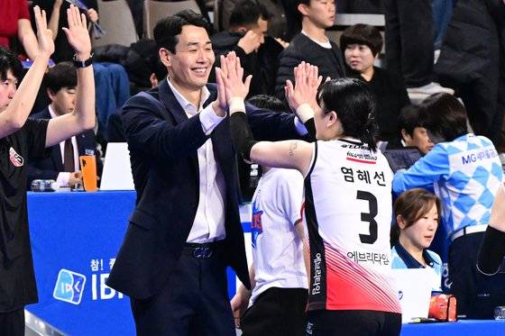 여자배구 정관장 고희진 감독(왼쪽)과 세터 염혜선. 사진 한국배구연맹