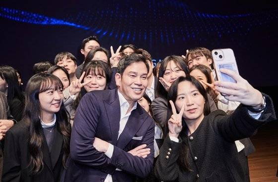 정용진 신세계그룹 신임 회장이 지난달 23일 열린 신세계 신입사원 연수 수료식에 참석했다. 사진 이마트