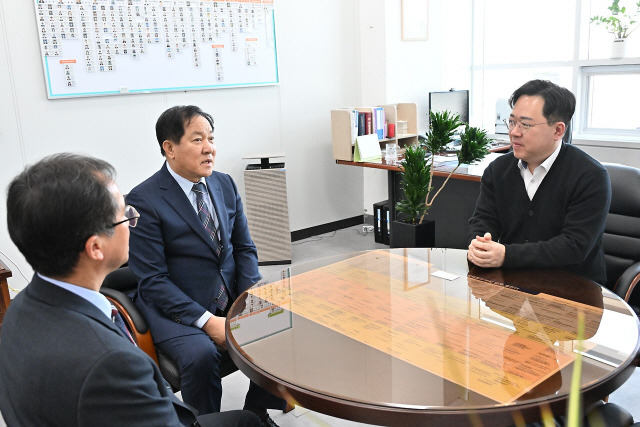 ▲ 심재국 군수가 최병관 행안부 지방재정경제실장과 대화를 나누고 있다. 사진제공=평창군