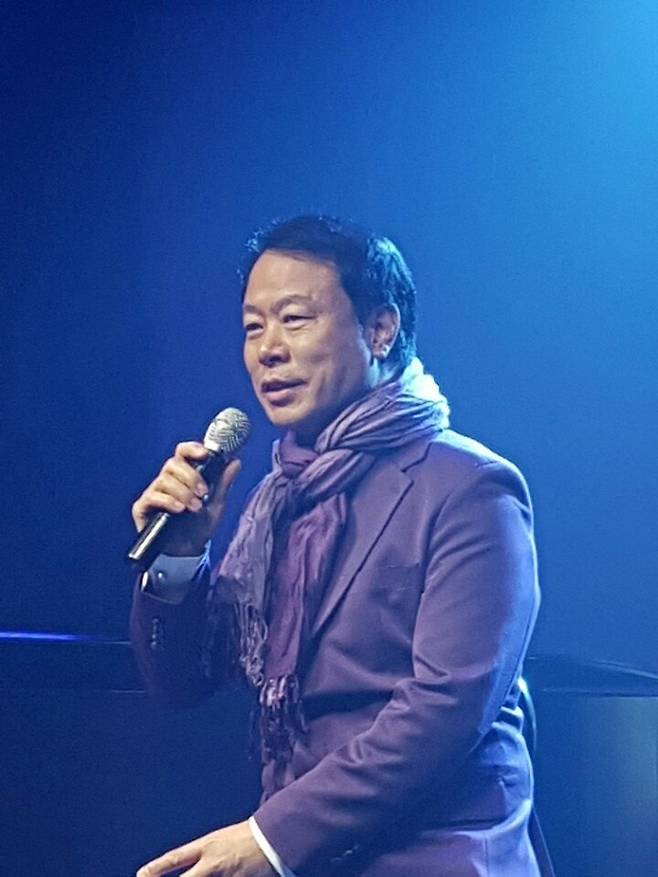 ▲조성식 시인이 무대에서 시낭송을 하는 장면. 사진 : 본인 제공