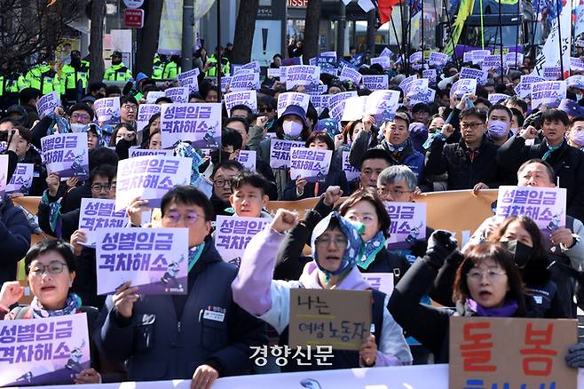 민주노총 가맹산하 조합원들과 여성 노동자들이 8일 서울 종로 일대에서 2024년 3.8 세계 여성의날 정신계승 전국노동자대회의 일환으로 성별임금격차 해소, 여성노동권 쟁취 등을 촉구하며 대학로 마로니에 공원 방향으로 행진하던 중 구호를 외치고 있다.