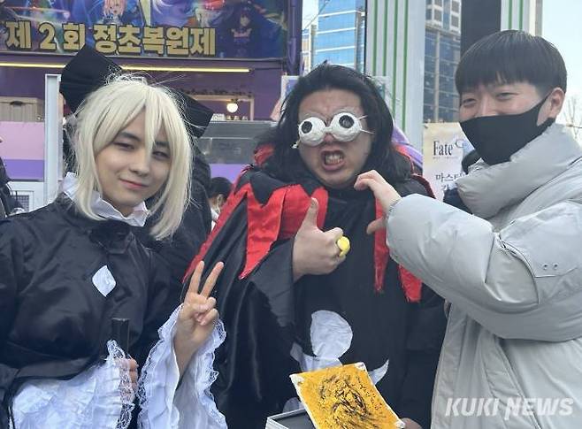 8일 서울 구로구 지타워에서 열린 커피트럭 이벤트 ‘제2차 정초복원제’에 참여한 코스어와 이용자가 함께 사진을 찍고 있다. 사진=유채리 기자